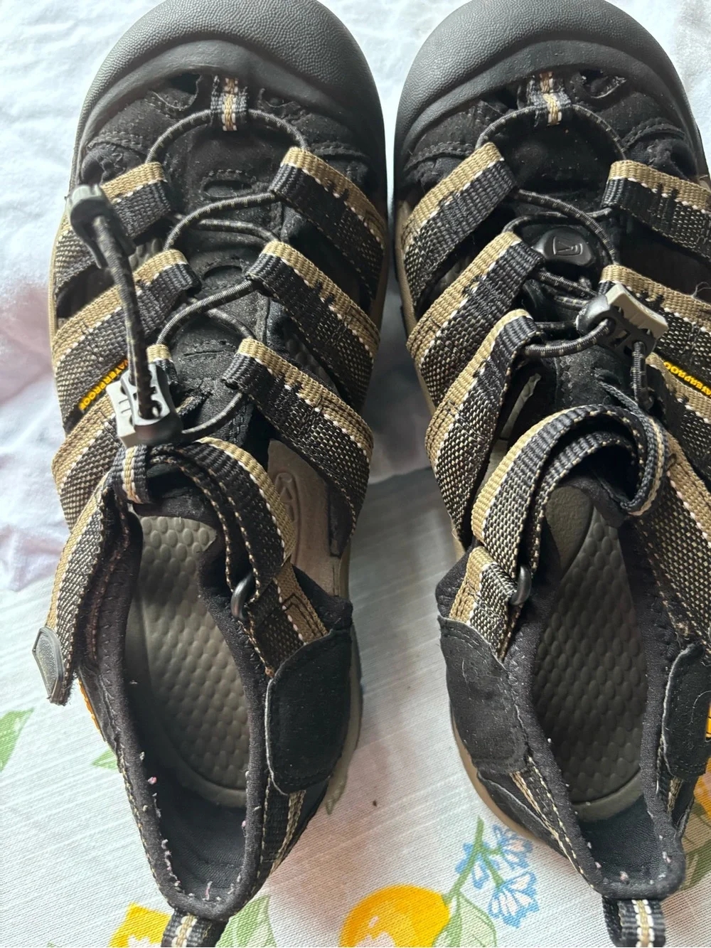 Keen women’s size 5 olive and Tan Sport Sandals